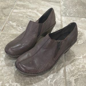 Born Women's Brown Leather Clogs Mules Shoes Slip-on Zip, Size 9 M D15457 CIF16